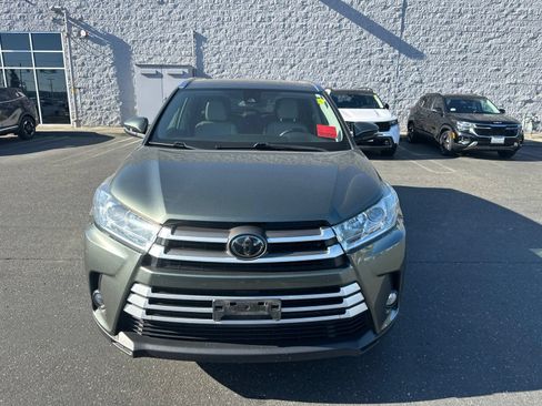 Used 2019 Toyota Highlander XLE AWD/4WD image 2