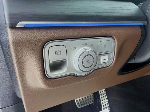 Used 2024 Mercedes-Benz GLS 450 4MATIC image 11