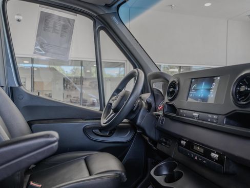 Used 2023 Mercedes-Benz Sprinter 2500 image 18