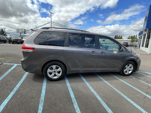 Used 2013 Toyota Sienna LE w/ Towing Pkg FWD image 6