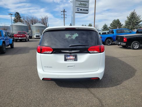 New 2026 Chrysler Voyager LX image 4