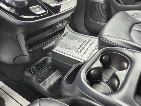 Used 2025 Chrysler Pacifica Select image 12