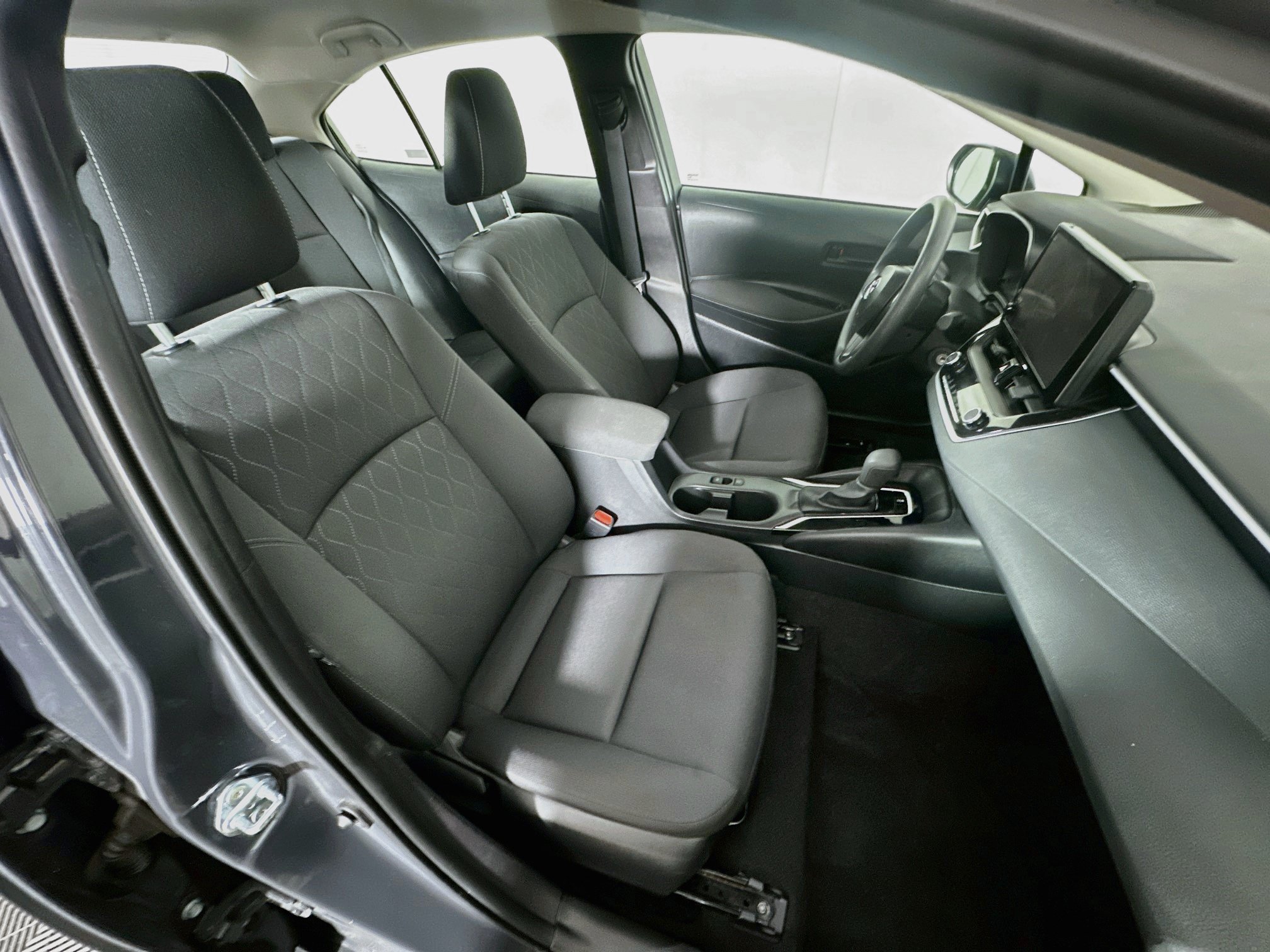 Used 2025 Toyota Corolla LE FWD image 28