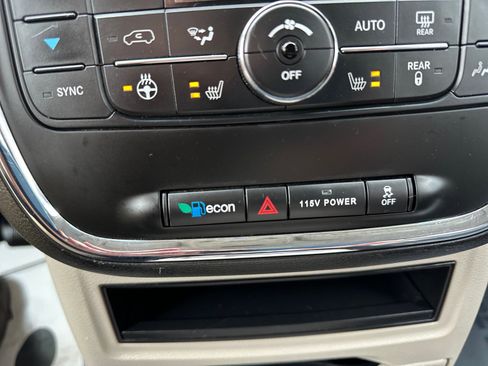 Used 2015 Chrysler Town & Country Touring w/ Driver Convenience Group image 31