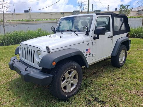 Used 2015 Jeep Wrangler Sport w/ Connectivity Group AWD/4WD image 2