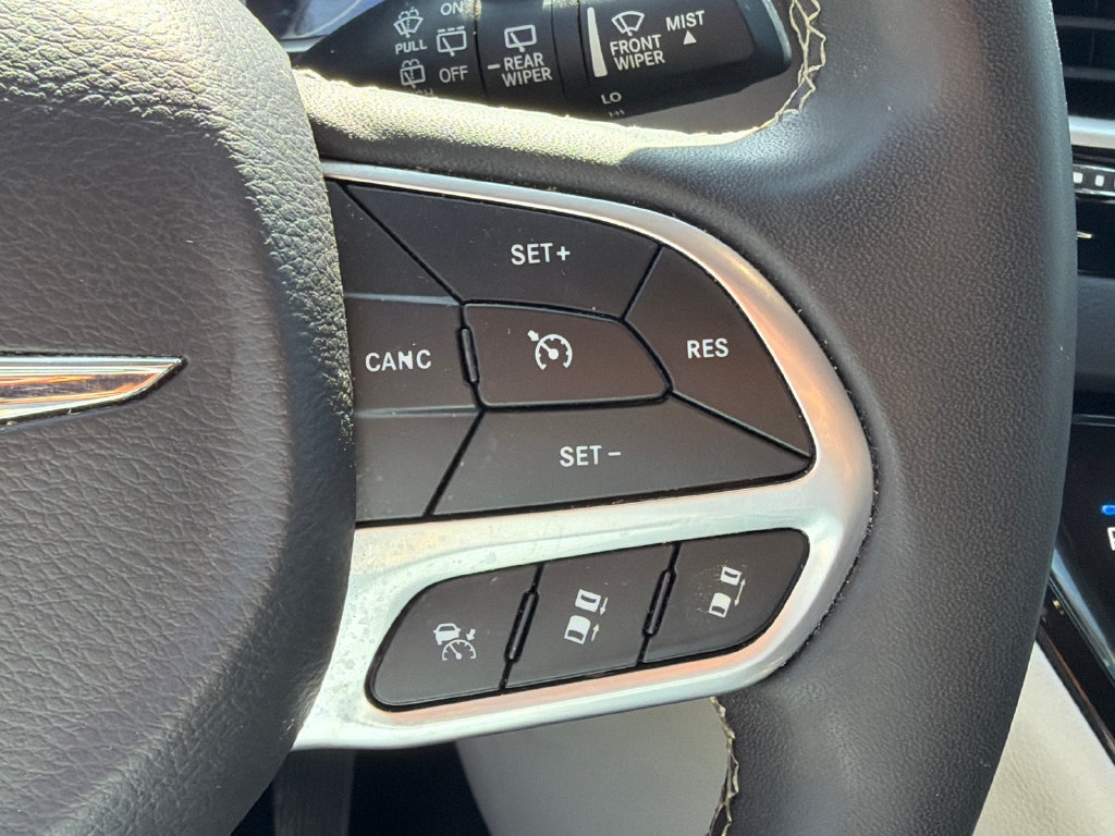 Used 2023 Chrysler Pacifica Touring-L FWD image 23