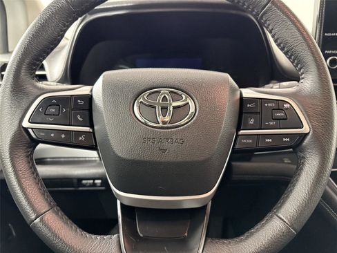 Certified 2025 Toyota Sienna XLE FWD image 17