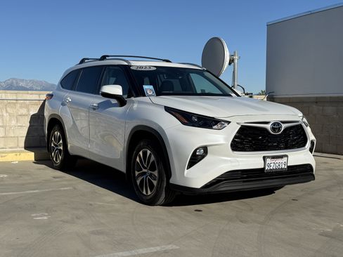 Used 2023 Toyota Highlander XLE image 2