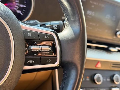 Used 2023 Kia Carnival LX image 16