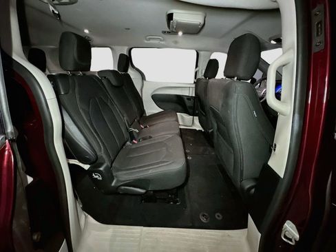 Used 2018 Chrysler Pacifica Touring Plus w/ Tire & Wheel Group FWD image 35