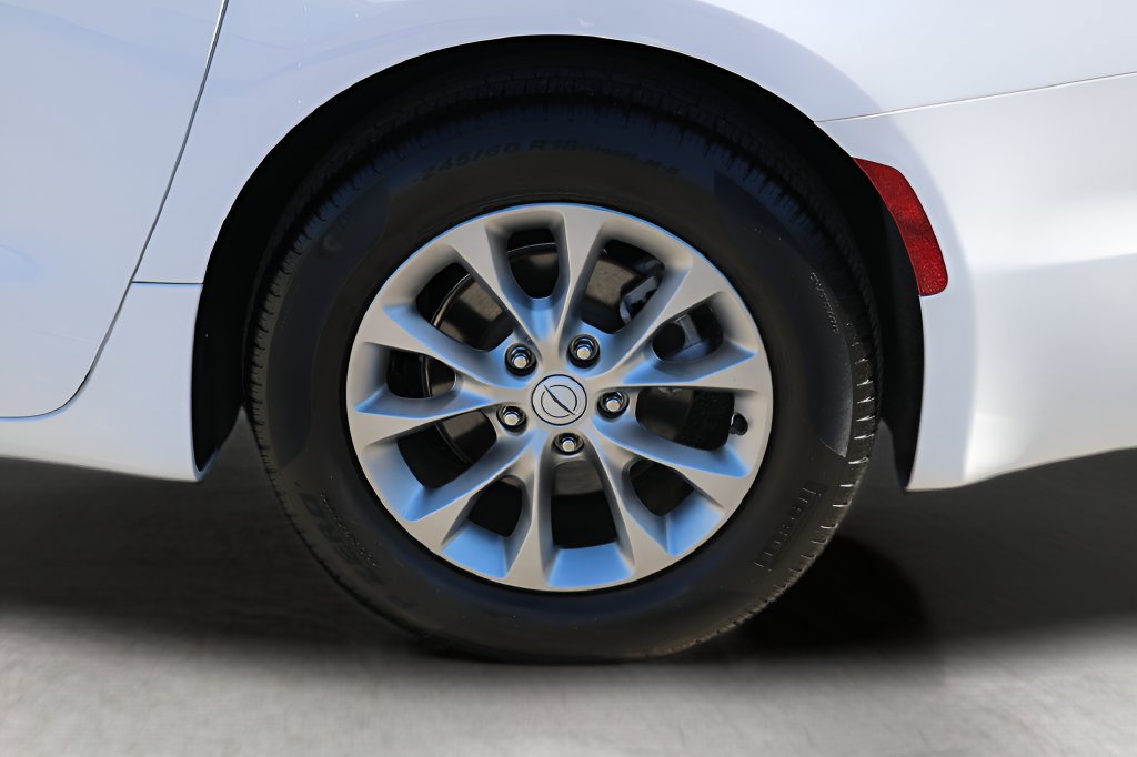 Used 2026 Chrysler Pacifica Limited FWD image 9