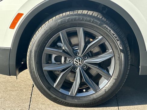 Certified 2022 Volkswagen Tiguan SE w/ Panoramic Sunroof Package image 27