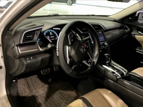Used 2019 Honda Civic Touring image 4