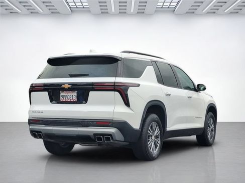 Used 2025 Chevrolet Traverse LT FWD image 4