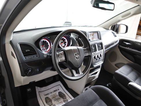 Used 2019 Dodge Grand Caravan SE w/ UConnect Hands-Free Group image 13