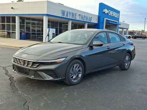 Used 2024 Hyundai Elantra Blue image 3
