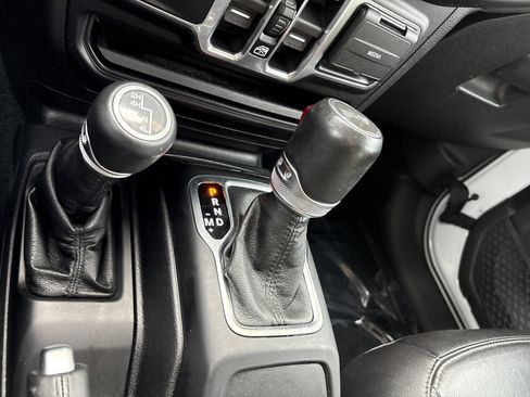 Used 2020 Jeep Wrangler Unlimited Sahara image 31