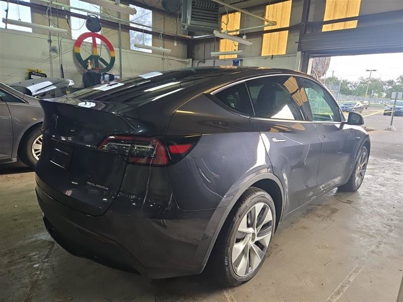 Used 2024 Tesla Model Y Long Range AWD/4WD image 4