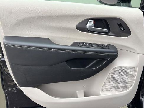 Certified 2024 Chrysler Pacifica Touring-L image 15