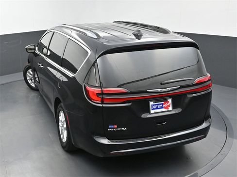 Used 2021 Chrysler Pacifica Touring-L image 36