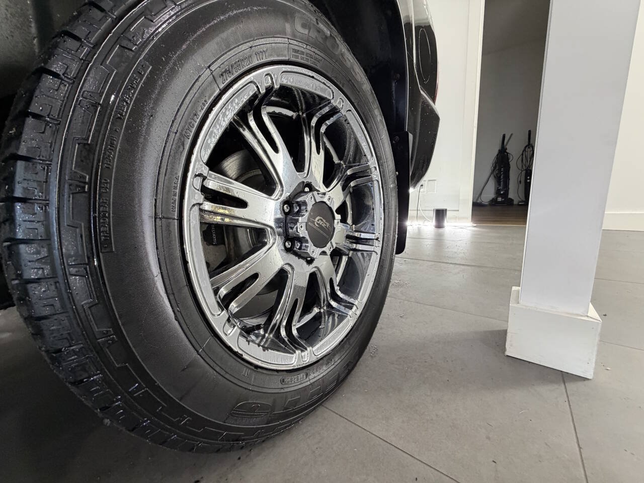 Used 2013 Chevrolet Avalanche LT w/ Suspension Package, Off-Road AWD/4WD image 5