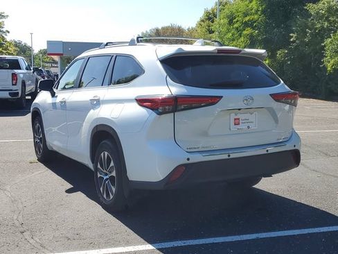 Used 2023 Toyota Highlander XLE AWD/4WD image 3