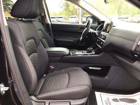 Used 2025 Nissan Pathfinder SV image 21