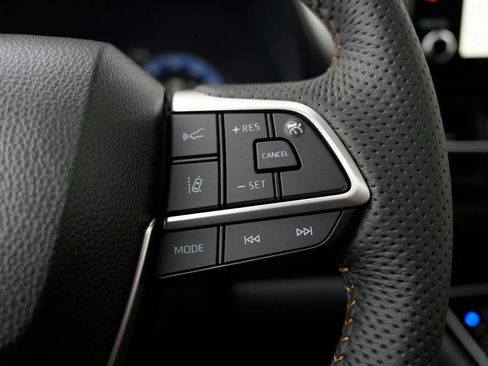 Used 2025 Toyota Sienna XLE Woodland Edition image 40