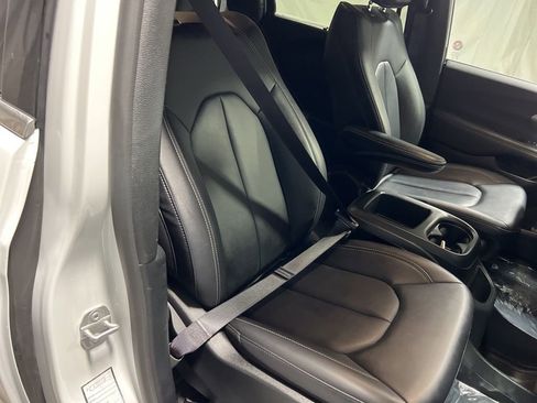 Used 2025 Chrysler Pacifica Select image 9