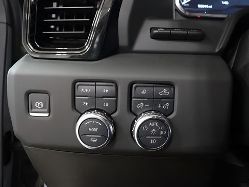 Used 2025 GMC Sierra 2500 AT4 w/ Technology Package AWD/4WD image 19