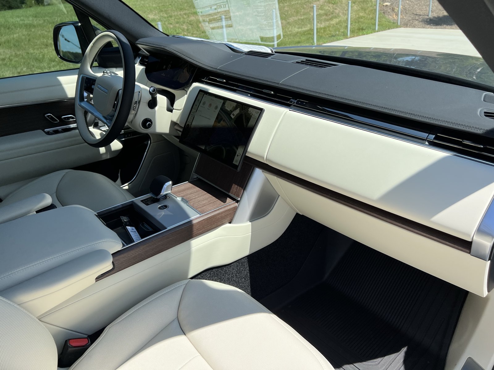 New 2026 Land Rover Range Rover Long Wheelbase SE AWD/4WD image 3
