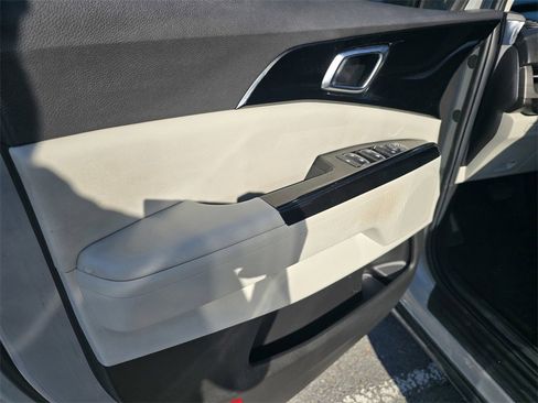 Used 2023 Kia Carnival EX image 21