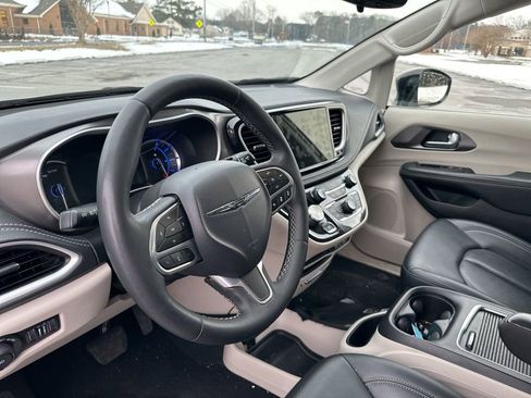 Used 2024 Chrysler Pacifica Select image 9