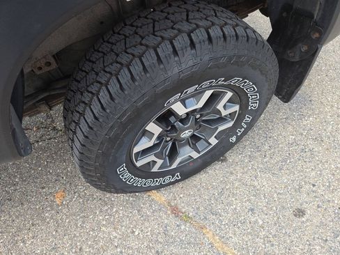 Used 2017 Toyota Tacoma SR5 AWD/4WD image 12