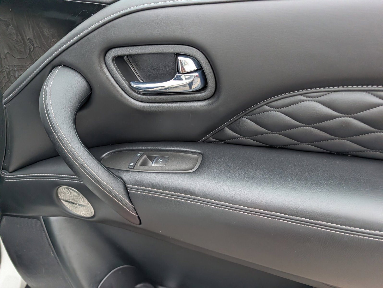 Used 2024 INFINITI QX80 Sensory AWD/4WD image 33
