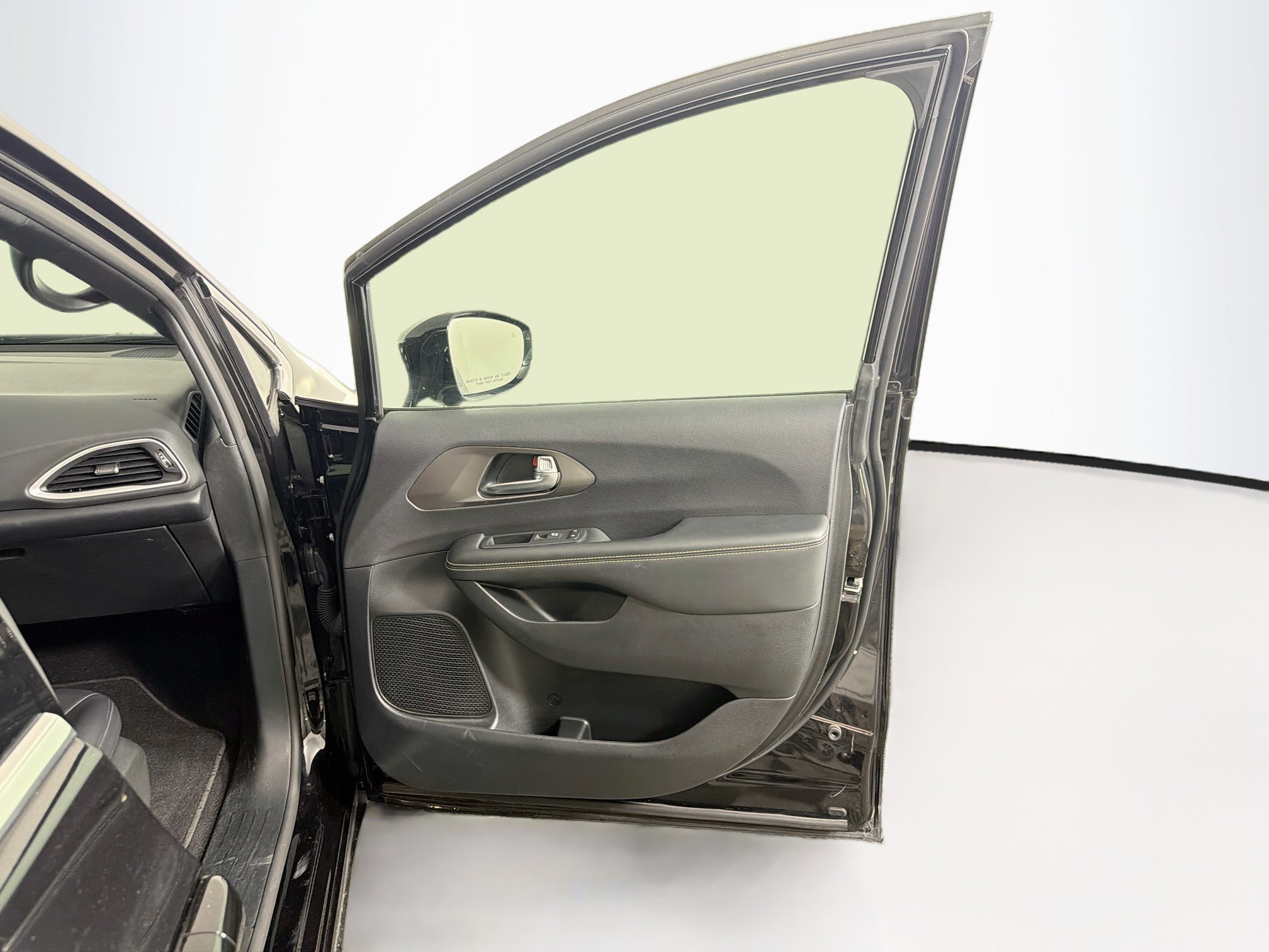 Used 2025 Chrysler Pacifica Select FWD image 35