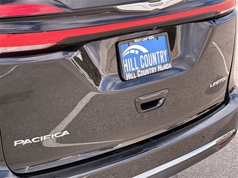 Used 2023 Chrysler Pacifica Limited image 13