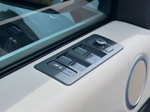 Used 2019 Land Rover Discovery SE image 23