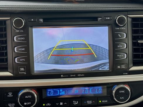 Used 2018 Toyota Highlander Limited FWD image 23