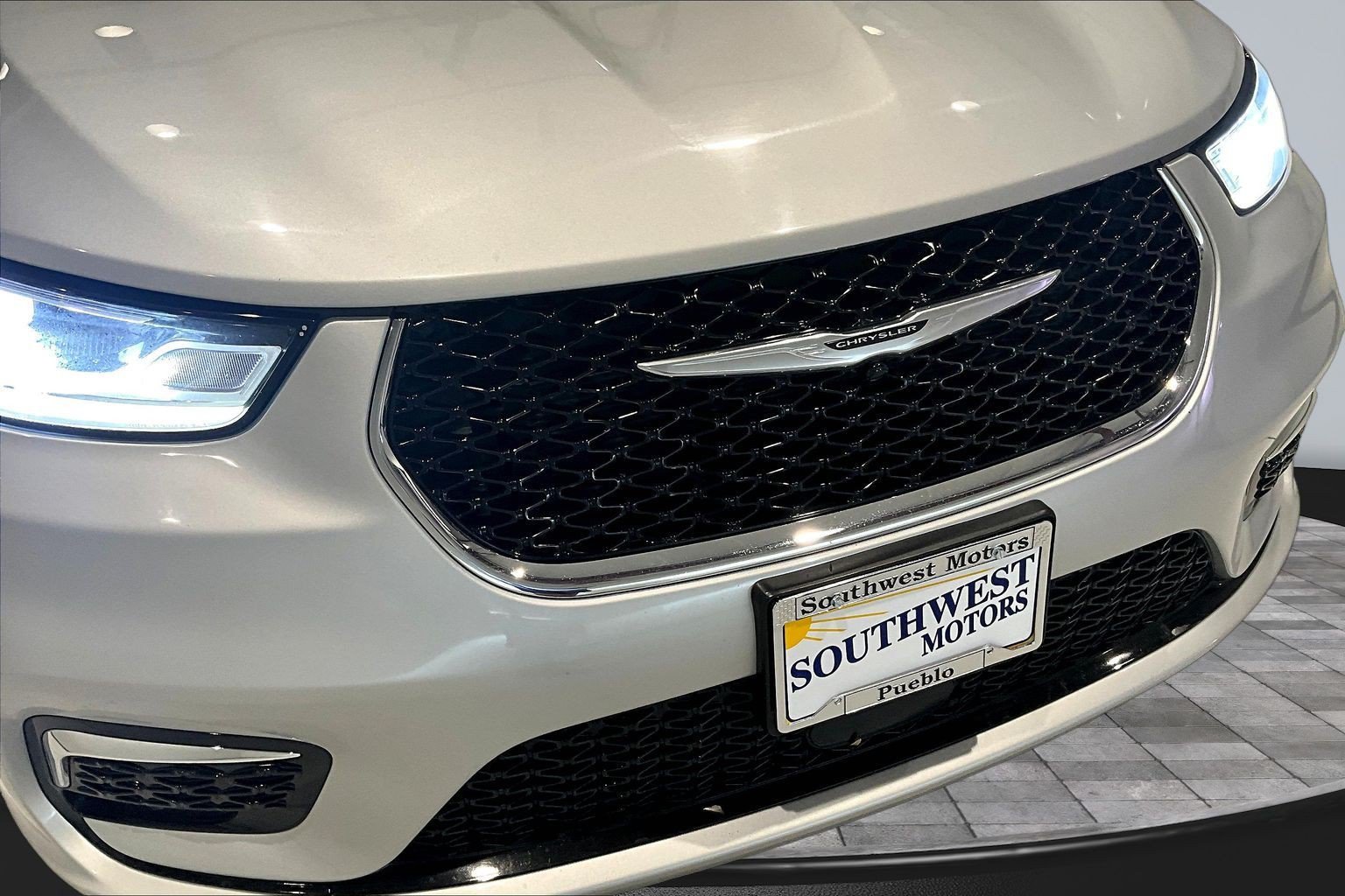 Used 2024 Chrysler Pacifica Touring-L FWD image 34