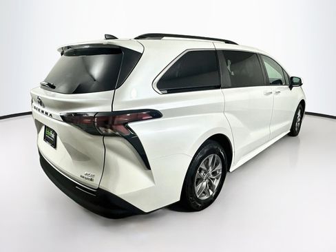 Used 2023 Toyota Sienna XLE FWD image 9