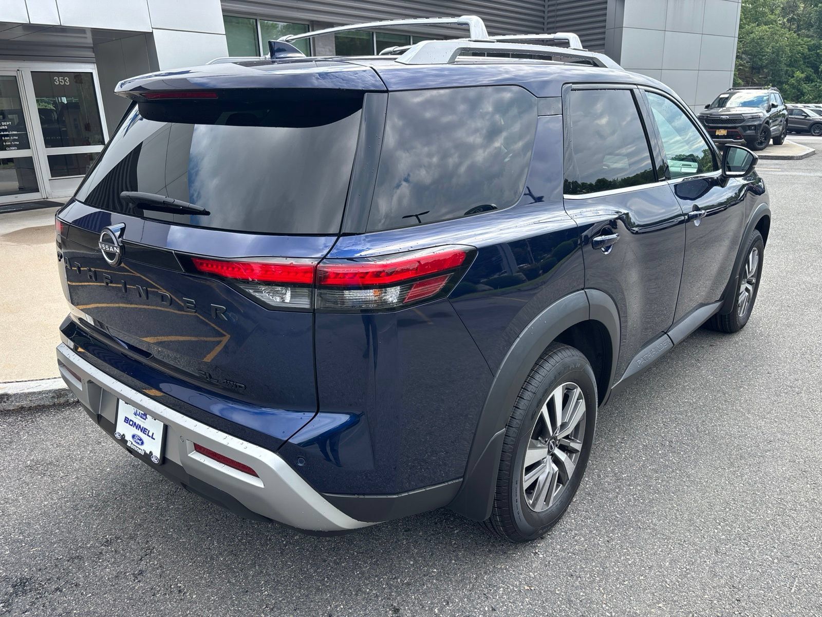 Used 2022 Nissan Pathfinder SL w/ SL Black Package AWD/4WD image 3