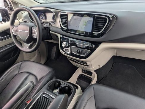 Used 2024 Chrysler Pacifica Touring-L image 33