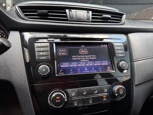 Used 2018 Nissan Rogue S image 4