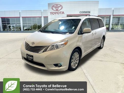 Used 2015 Toyota Sienna XLE image 4