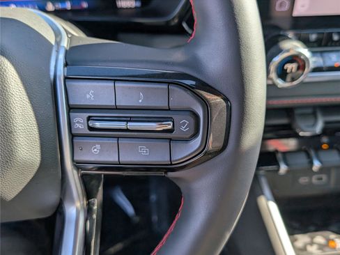 Used 2025 Chevrolet Colorado Z71 w/ Midnight Edition image 24