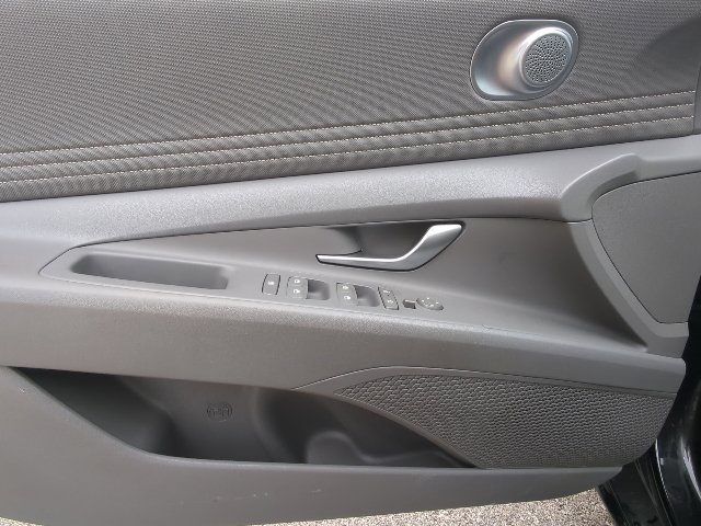 Used 2025 Hyundai Elantra SEL FWD image 11