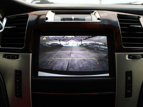 Used 2011 Cadillac Escalade Platinum image 23