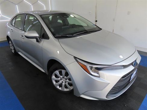 Used 2025 Toyota Corolla LE AWD/4WD image 5