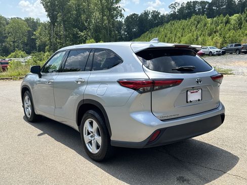 Used 2020 Toyota Highlander LE image 3